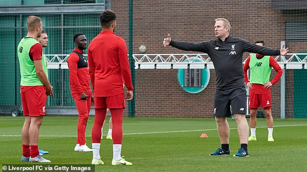 خطوة استراتيجية.. أرسنال يستقطب مدرب رميات ليفربول لتعزيز الصدارة